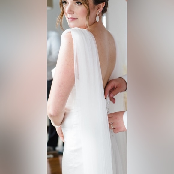 Elliatt aisle dress - includes bridal cape - Picture 6 of 7